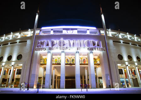 Estadio Pacaembu leuchtet während der WM in Praça Charles Miller Stockfoto