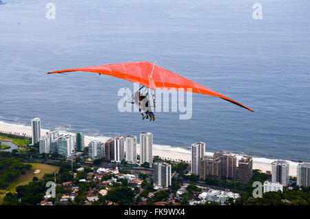 Hängegleiter fliegen über den Strand Sao Conrado Stockfoto