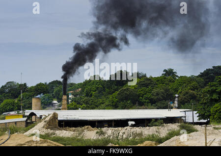 Schwarzer Rauch aus Schornstein Töpferei am Rande der White River am Rande der Stadt Stockfoto