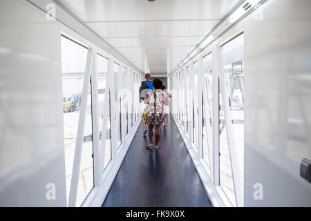 Interne Brücke zum internationalen Flughafen an Bord Gouverneur AluÌzio Alves Stockfoto