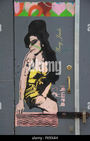 Amy Winehouse, englische Singer Songwriter. Schablone Graffiti Kunst auf eine Tür in Camden Town. Von Bambi gemalt. London, England, Vereinigtes Königreich. Stockfoto