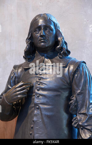 Literatur. Statue des englischen Dichters John Milton (1608-1674) in der Kirche von Saint Giles Cripplegate, wo der Schriftsteller begraben ist. London, England, UK. Stockfoto