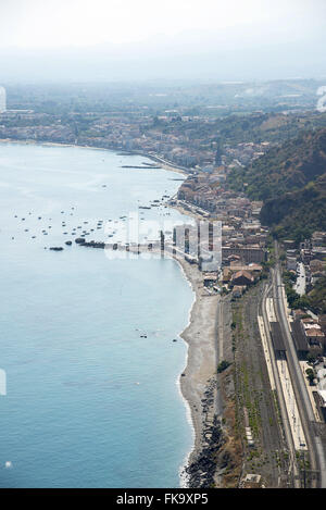 Blick auf die Küste der Stadt an der Küste des Ionischen Meeres - Mittelmeer-arm Stockfoto