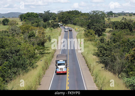 Draufsicht des LKWs unterwegs auf der Autobahn BR-153 Stockfoto