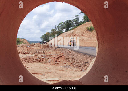 Einbau auf Autobahn Cuiaba-Santarem BR 163 Stockfoto