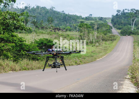 Drohne mit Kamera in Cuiaba Santarem Autobahn BR-163 Stockfoto