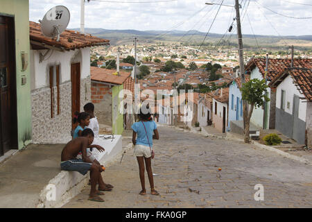 Kinder spielen im Hang Sierra Street in Orobozinho Nachbarschaft Stockfoto