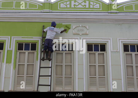 Arbeiter Malerei Fassade des kolonialen townhouse Stockfoto