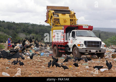 LKW entladen Hausmüll in Open-Air-Deponien Stockfoto