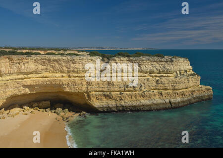 Landschaft von deserta Strand von den Klippen in der Algarve, Portugal Stockfoto