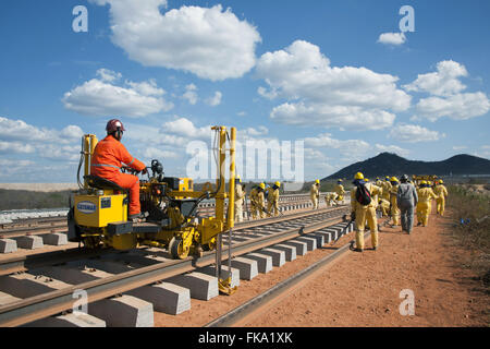 Ausrüstung, die Verlegung der Schienen auf Schwellen in der Arbeit der Eisenbahn Transnordestina Stockfoto