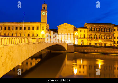 Pisa-Architektur mit dem Uhrturm Stockfoto
