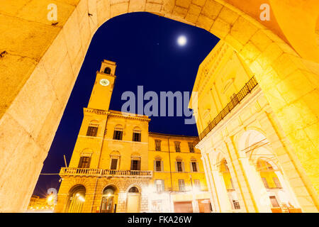 Pisa-Architektur mit dem Uhrturm Stockfoto