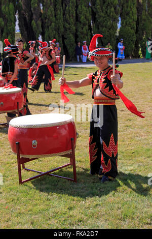 Kunming, China - 7. Januar 2016: Mann Schlagzeug gekleidet mit der traditionellen Kleidung der Provinz Yunnan in China Stockfoto