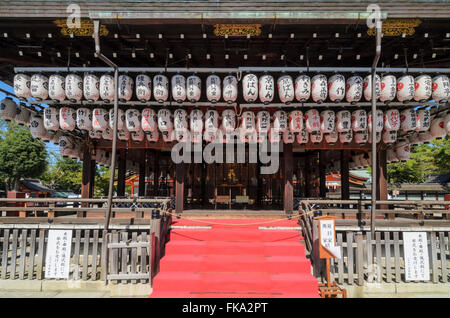Die Laterne dekoriert Tanzbühne Yasaka Schrein, Kyoto, Kansai, Japan Stockfoto