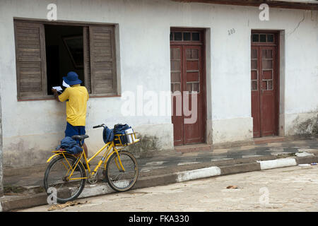 Postbote liefert Korrespondenz Residenz in der Stadt Sete Barras - Tal Ribeira Stockfoto