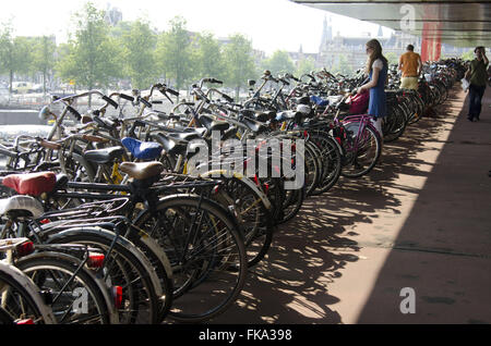 Fahrrad-Parken in der Central Station - Centraal Station Stockfoto