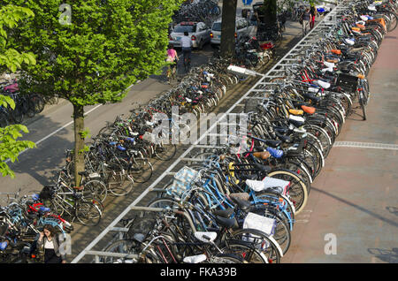 Fahrrad-Parken in der Central Station - Centraal Station Stockfoto