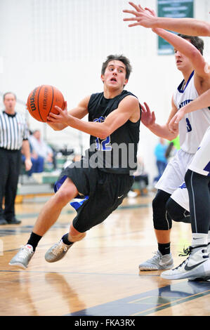 Player fahren auf den gegnerischen Korb beim Versuch, den letzten Verteidiger zu verhandeln. USA. Stockfoto