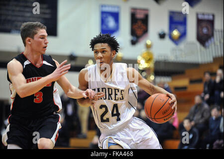 Player fahren auf den gegnerischen Korb, während sich eng an seine voraus während einer High School Basketball Spiel verteidigt zu werden. USA. Stockfoto