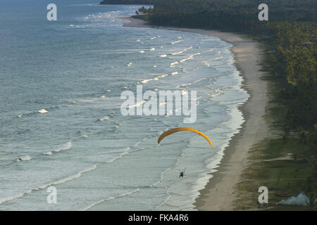 Gleitschirm fliegen über dem Strand von Barra Sargi Stockfoto