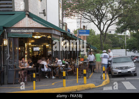 Bar und Restaurant an der Ecke der Mourato Hase mit Glitter Street - Vila Madalena Stockfoto