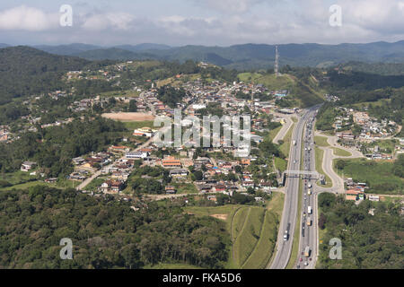 Luftaufnahme des Barnabases Bezirk Gemeinde Juquitiba - Zentrum Staus auf der Autobahn Regis Bittencourt - BR-116 Stockfoto