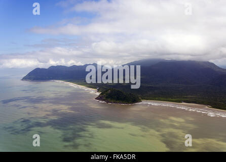 Morro Grajauna - Praia Do Rio Verde Beach im Hintergrund und vor Una - Costao der Jureia Nebenkosten Stockfoto