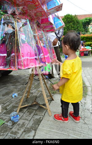 Spielende Kinder, Jakarta, Indonesien Stockfoto