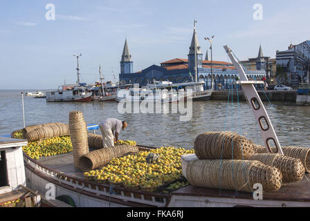 Boot mit Obst in der Hafenmarkt Ver-o-Peso in der Bucht von Guajara entladen wird Stockfoto