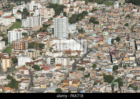 Luftansicht der Favela da Serra neben bürgerlichen Gebäuden Stockfoto