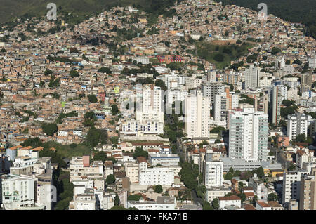 Vista Aérea da Favela da Serra Ao Lado de Edifícios de Classe média Stockfoto