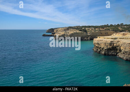 Vögel fliegen über die Klippen in Albandeira, Algarve, Portugal Stockfoto