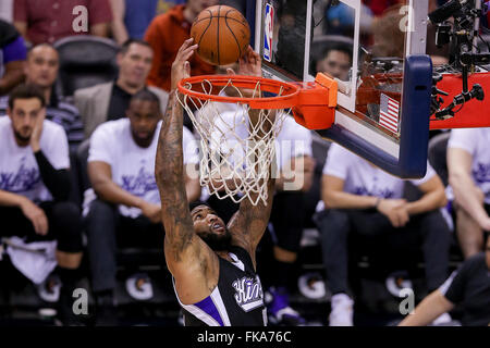 New Orleans, LA, USA. 7. März 2016. Sacramento Kings center DeMarcus Cousins (15) Laufwerke in den Warenkorb legen, während ein NBA-Basketball-Spiel zwischen den Sacramento Kings und die New Orleans Pelikane im Smoothie King Center in New Orleans, Louisiana Stephen Lew/CSM/Alamy Live-Nachrichten Stockfoto