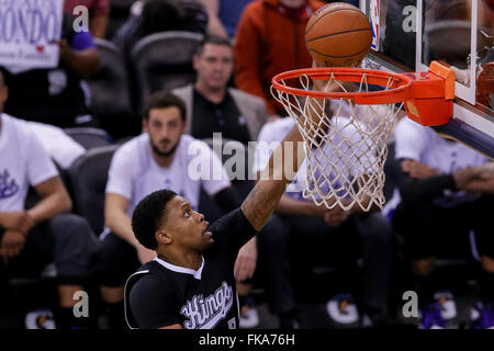 New Orleans, LA, USA. 7. März 2016. Sacramento Kings guard Darren Collison (7) Laufwerke in den Warenkorb bei einer NBA-Basketball-Spiel zwischen den Sacramento Kings und die New Orleans Pelikane im Smoothie King Center in New Orleans, Louisiana Stephen Lew/CSM/Alamy Live-Nachrichten Stockfoto