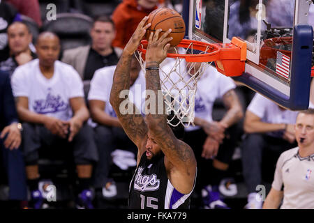 New Orleans, LA, USA. 7. März 2016. Sacramento Kings Center DeMarcus Cousins (15) tunkt den Ball während einer NBA-Basketball-Spiel zwischen den Sacramento Kings und die New Orleans Pelikane im Smoothie King Center in New Orleans, Louisiana Stephen Lew/CSM/Alamy Live-Nachrichten Stockfoto