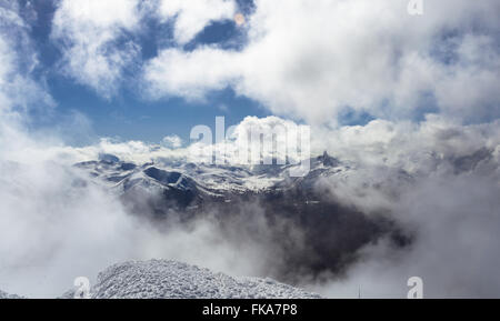 Clearing-Wolken auf Whistlers Gipfel für eine Alpenblick Garibaldi Provincial Park. Stockfoto