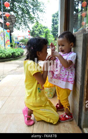 Spielende Kinder, Jakarta, Indonesien Stockfoto