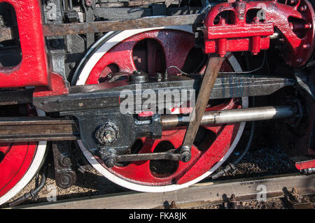 Handrad, die Retro-Dampflok auf Eisenbahnschienen Stockfoto