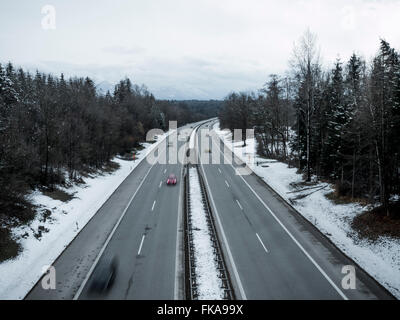 A95 Autobahn im Winter aus Garmisch-Partenkirchen-München, Upper Bavaria, Bayern, Deutschland, Europa Stockfoto