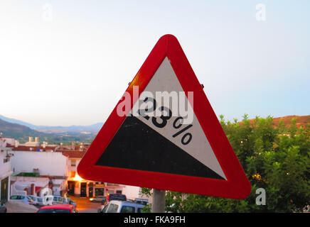 Verkehrszeichen auf steilen Hügel in Alora, Andalusien Stockfoto