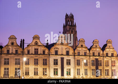 Saint-Jean-Baptiste-Kirche in Arras, gesehen vom Ort des Heros Stockfoto