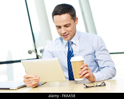 Geschäftsmann, arbeiten im Büro mit dem ipad Stockfoto