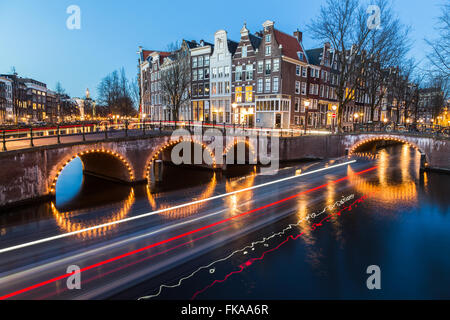 Ein Blick auf die Brücken an der Leidsegracht und Keizersgracht Kanäle Kreuzung in Amsterdam in der Abenddämmerung. Der Weg vom Boot aus können Stockfoto