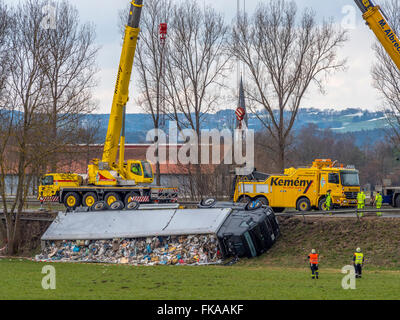 LKW-Unfall auf der Olympia-Straße, B2, in der Nähe von Weilheim, Bayern, Deutschland, Europa Stockfoto