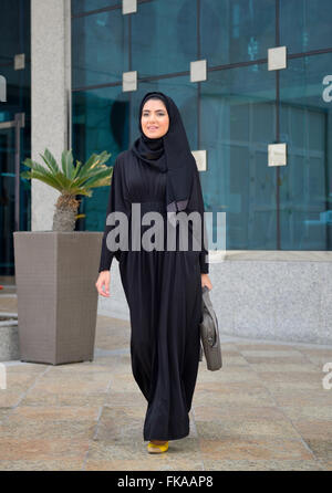 Junge schöne Emirati Geschäftsfrau Stockfoto