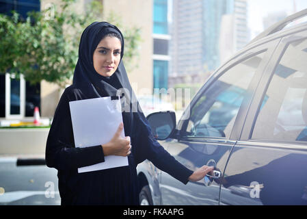 Emirati Young Business-Frau im Auto Stockfoto