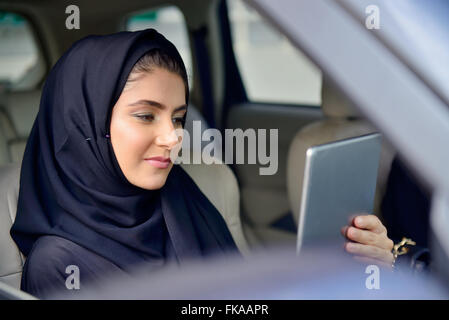 Emirati Young Business-Frau im Auto Stockfoto