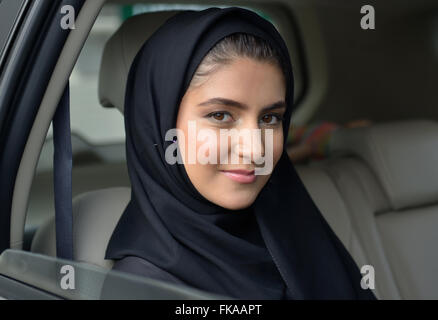 Emirati Young Business-Frau im Auto Stockfoto