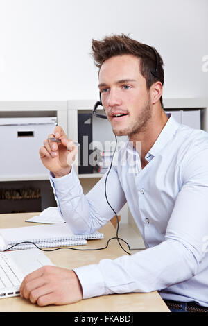 Support Hotline Call-Agenten arbeiten im Call-Center mit Kopfhörer Stockfoto